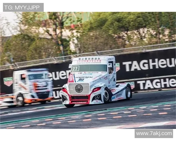 开挂车的足球明星们如何在赛场内外展现个人魅力与风采