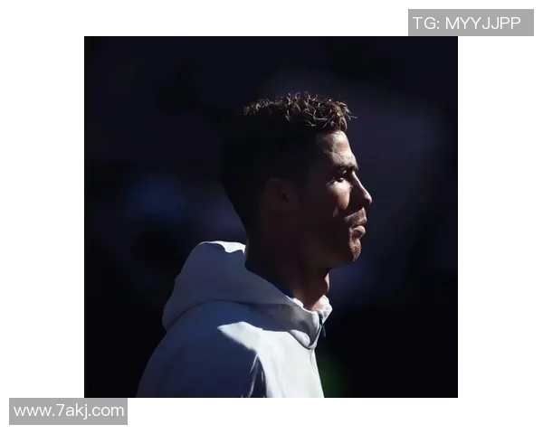 昔日足球明星的落寞瞬间展现男士头像的孤独与坚韧 昔日足球明星的落寞瞬间展现男士头像的孤独与坚韧