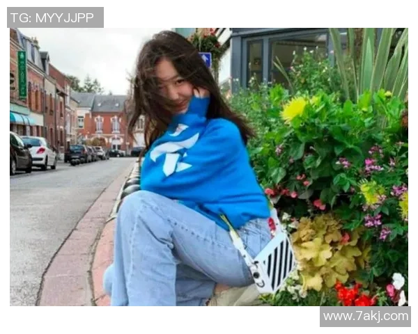 理发后变身足球明星的女孩展现独特魅力与自信风采