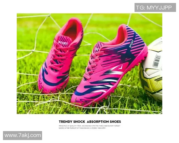 足球明星个性涂鸦鞋子设计展现独特风格与运动激情 足球明星个性涂鸦鞋子设计展现独特风格与运动激情